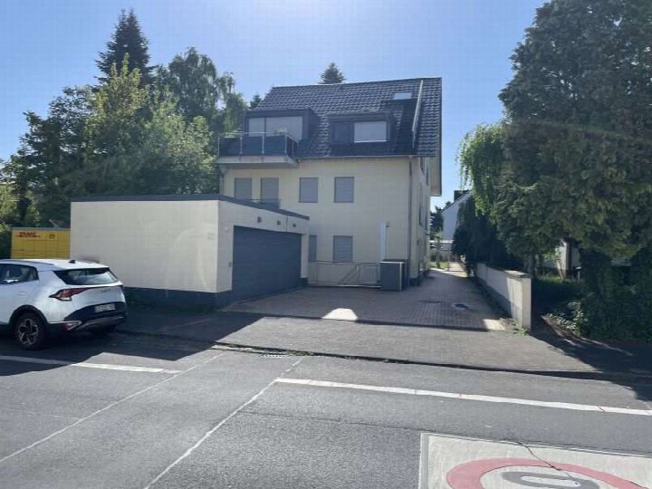 Vorderansicht eines mehrstöckigen Wohnhauses mit Garage und Einfahrt, Kölnstraße 155, Sankt Augustin