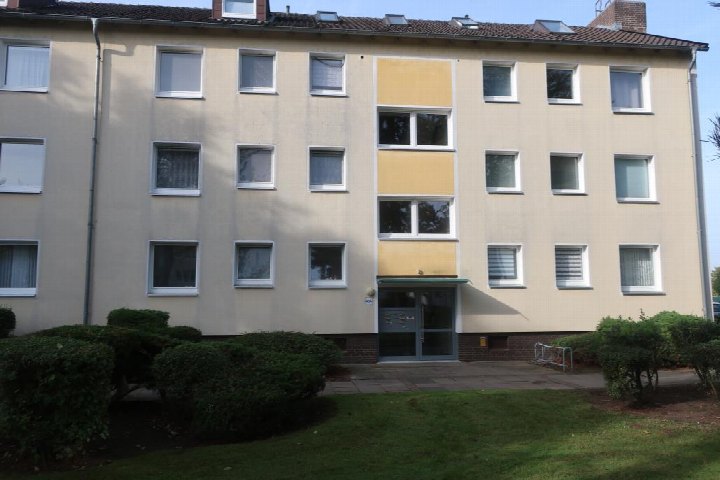 Vorderansicht eines mehrstöckigen Wohnhauses mit Eingang, Fenstern und Grünanlagen in Peine, Kommerzienrat-Meyer-Allee 40 A