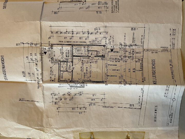 Grundriss des Kellergeschosses mit Einfahrt, Garage, Waschraum und Abstellräumen, inklusive Maßangaben und technischen Details