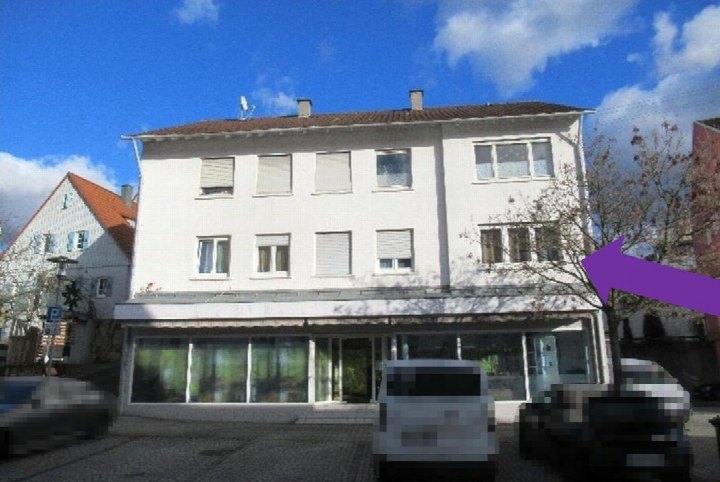 Vorderansicht eines mehrstöckigen Gebäudes mit Ladenlokal im Erdgeschoss und Wohnungen darüber, Bachstraße 20, Altbach