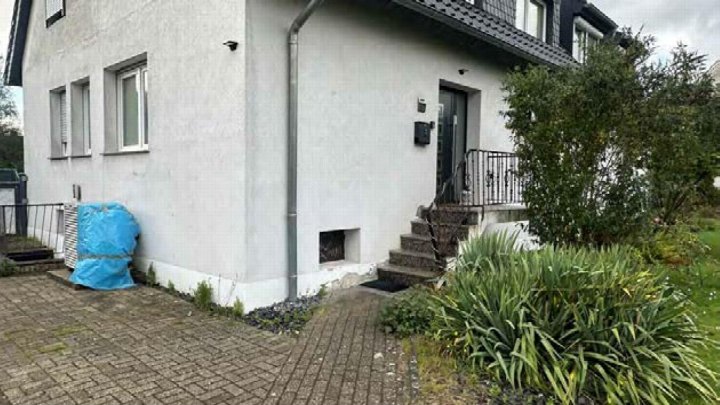 Eingangsbereich eines Doppelhaushalftes mit Stufen, Tür, Geländer und angrenzendem Gartenbereich in Voerde, Lerchenstraße 24