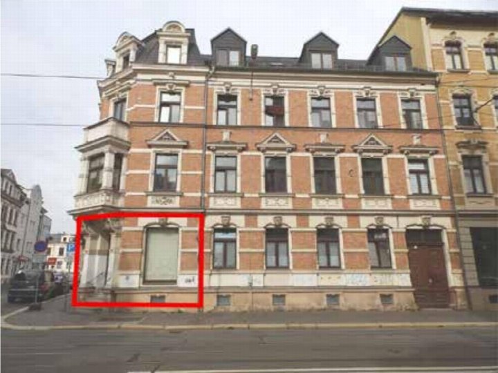 Fassade eines mehrstöckigen Backsteinhauses an der Ecke Leipziger Straße 37 in Zwickau mit Fenstern, Erkern und Eingangsbereich