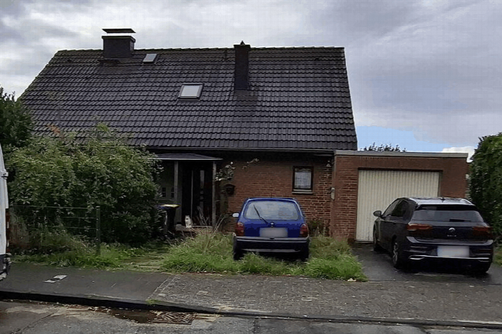 Einfamilienhaus mit Satteldach, Eingangsbereich und Garagenanbau, vorne geparkte Fahrzeuge, Zedernweg 10, Wuppertal