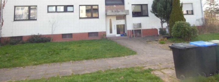 Vorderansicht eines Wohngebäudes mit Eingang, Fenstern und Vorgarten in Beverungen, Marienstraße 1