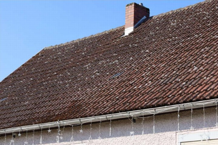 Dach mit braunen Ziegeln, Schornstein und Dachrinne, an der Weihnachtsbeleuchtung hängt, Straupitz, Laasower Straße 6