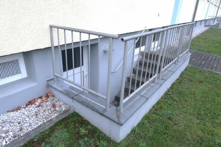 Außenansicht des Eingangs mit Stufen und Metallgeländer zur Eigentumswohnung in Bad Lausick, Goethestraße 2