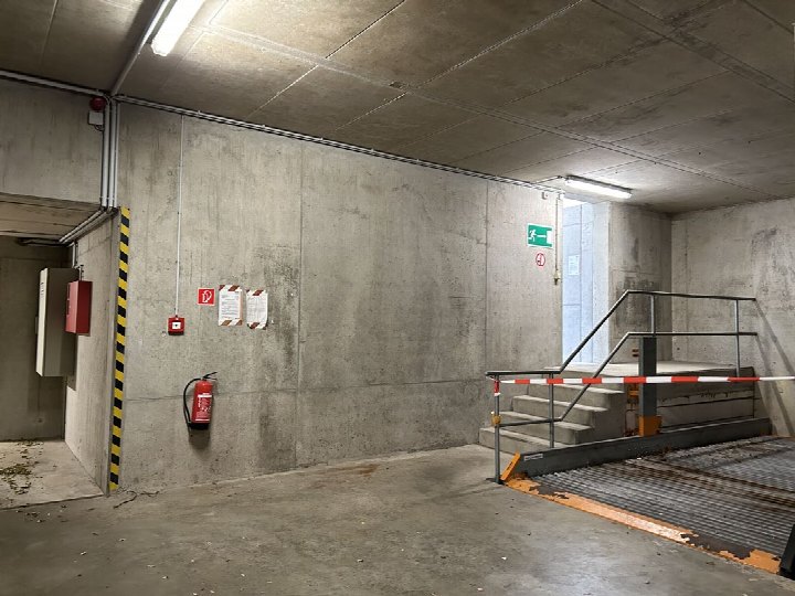 Unterirdischer Parkplatz mit Betonwänden, Treppe, Feuerlöscher und Sicherheitszeichen in Chemnitz, Tannenstraße 4
