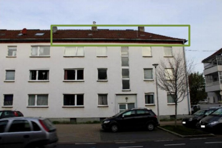 Vorderansicht eines mehrstöckigen Wohnhauses mit rotem Ziegeldach, Fenstern und Eingang; geparkte Autos vor dem Gebäude in Hagen, Enneper Str. 160