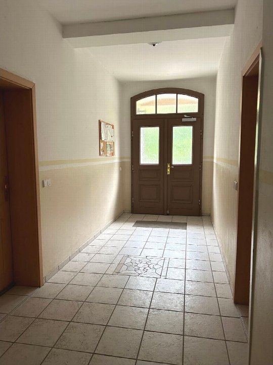 Eingangshalle mit Fliesenboden, braunen Doppeltüren mit Glasfenstern und Seitenzugängen, Chemnitz, Luisenplatz 24