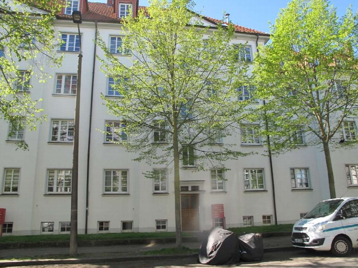 Fassade eines mehrstöckigen Wohnhauses mit Fenstern, Eingang und Bäumen vor dem Gebäude in Leipzig, Anton-Zickmantel-Straße 29 / Giordano-Bruno-Straße 28