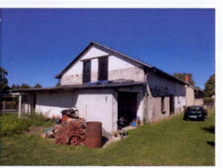Gebäude mit offener Garage, Holzstapel und Fahrzeug auf Rasenfläche in Bernau, Im Blumenhag 35