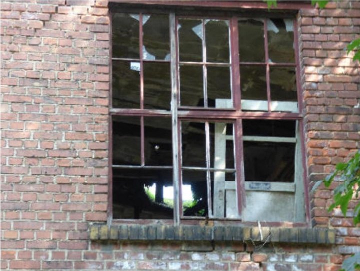 Zerbrochene Fensterscheiben in einer Backsteinfassade, Zollikoferstraße, Leipzig-Volkmarsdorf