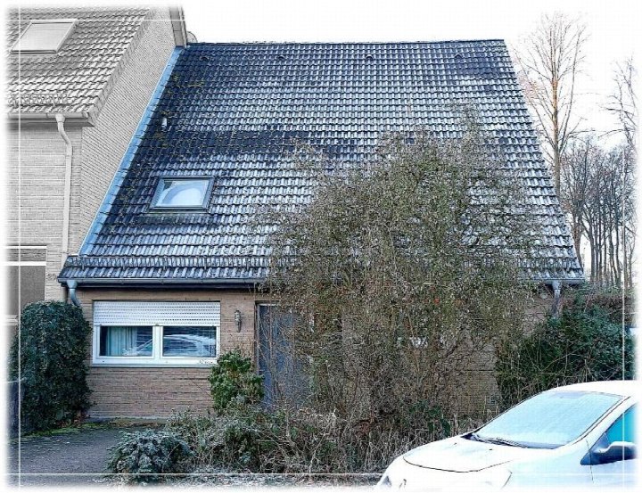 Außenansicht vorne einer Doppelhaushälfte mit Satteldach, Fenster, Eingangstür und Vorgarten in Berlin