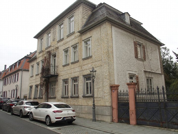 Fassade eines zweistöckigen Wohnhauses mit Balkon und Einfahrtstor an der Dorotheenstraße 12 in Bad Homburg