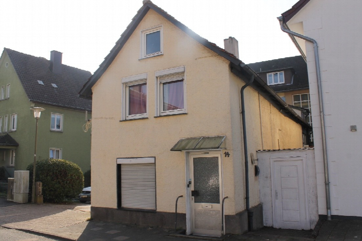 Einfamilienhaus in Bad Pyrmont, Georg-Viktor-Straße 14, mit gelber Fassade, Eingangstür und Fenstern im Erd- und Obergeschoss