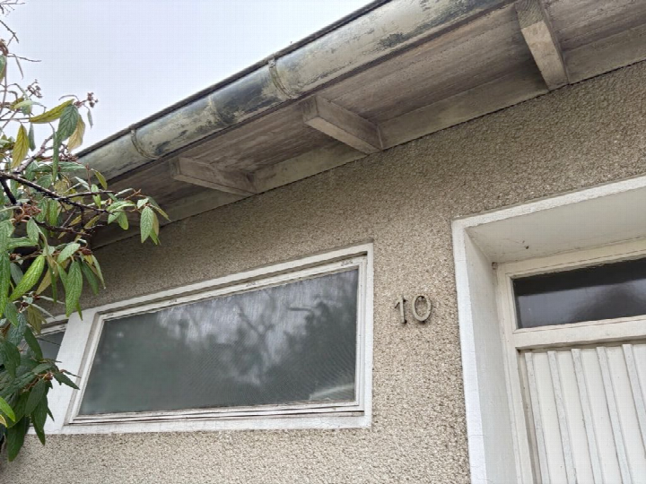 Fassade eines Einfamilienhauses mit Hausnummer 10, Fenster, Tür und Dachrinne, Haßkampstraße 32257 Bünde