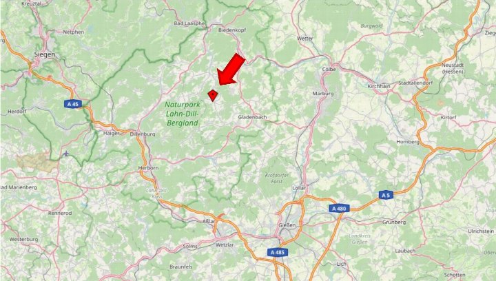 Lagekarte mit rotem Pfeil und Marker auf dem Gebiet des Naturparks Lahn-Dill-Bergland, umgeben von Städten wie Gladenbach, Marburg und Dillenburg