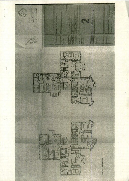 Grundriss des Erdgeschosses und Obergeschosses einer Eigentumswohnung in Sinsheim, Muthstraße 26, mit Räumen, Treppen und Möbeln dargestellt