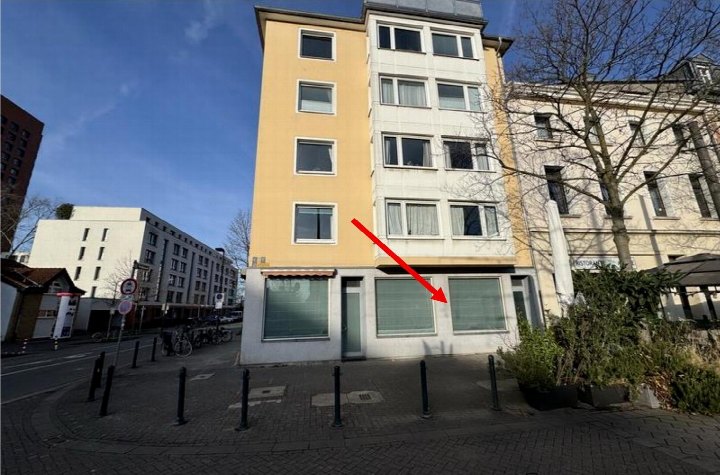 Außenansicht vorne eines Wohn- und Geschäftshauses in Düsseldorf, Fürstenwall 30 A, mit gelb-weißer Fassade und Erdgeschossfenstern
