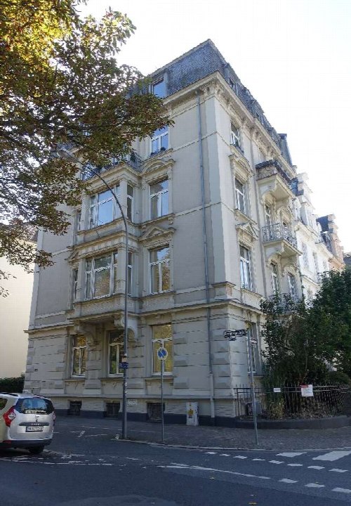 Fassade eines mehrstöckigen Wohn- und Geschäftshauses an der Ecke Fürstenbergerstraße 223 in Frankfurt am Main mit Balkonen und Fenstern