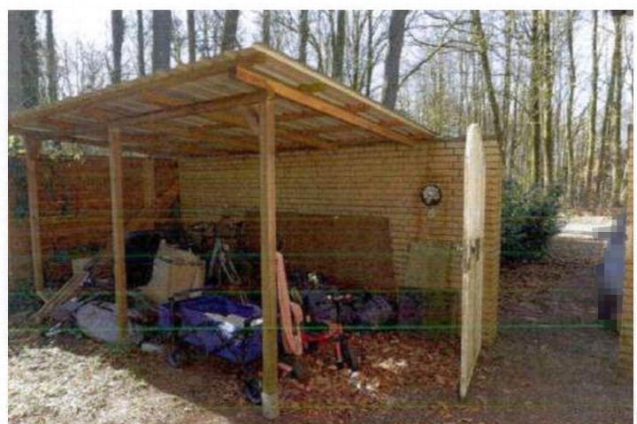Holzunterstand mit offener Front im Wald, befüllt mit Fahrrädern und Werkzeugen, Teil des Grundstücks Pünstorfer Straße 89, Itzehoe