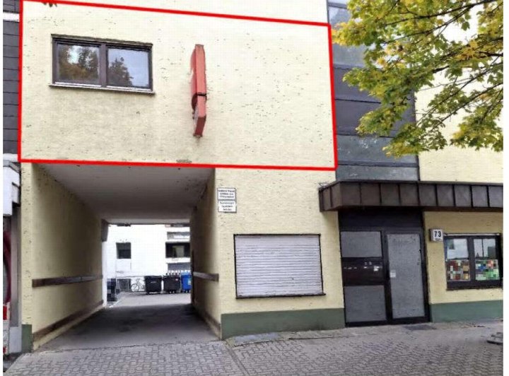 Außenansicht vorne eines Gebäudes mit Einfahrt, Fenstern und Schildern an der Fassade, Frankenthaler Straße 73, Ludwigshafen am Rhein