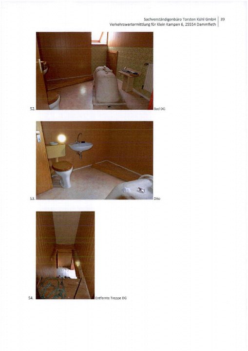 Badezimmer im Obergeschoss mit Toilette, Waschbecken und abgedeckter Badewanne; daneben entfernte Treppe im Dachgeschoss