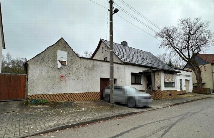 Einfamilienhaus in Völpke, Rudolf-Breitscheid-Straße 7, mit weißer Fassade, Ziegeldach und Einfahrt; vorne geparktes Fahrzeug und Straßenansicht