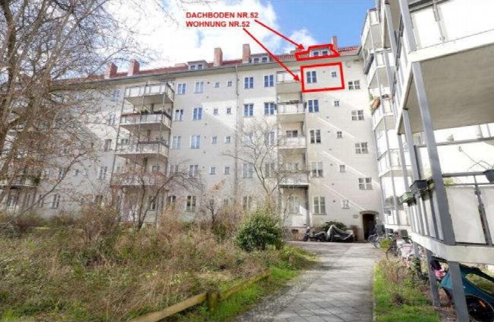 Seitenansicht eines Mehrfamilienhauses in Berlin-Schöneberg mit markierter Wohnung und Dachboden Nr. 52, umgeben von Grünflächen und einem Weg