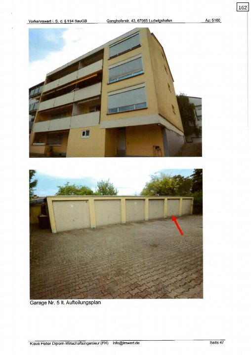 Gebäudeansicht mit Balkonen und Garagenzeile; roter Pfeil markiert Garage Nr. 5 an der Ganghoferstraße 43 in Ludwigshafen