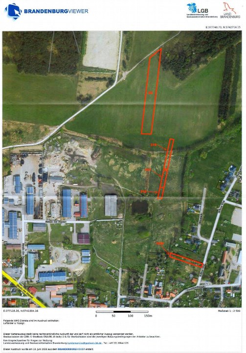 Luftbildansicht des Grundstücks in Schönewalde mit roten Markierungen der Parzellen und umliegenden Bebauung sowie landwirtschaftlichen Flächen