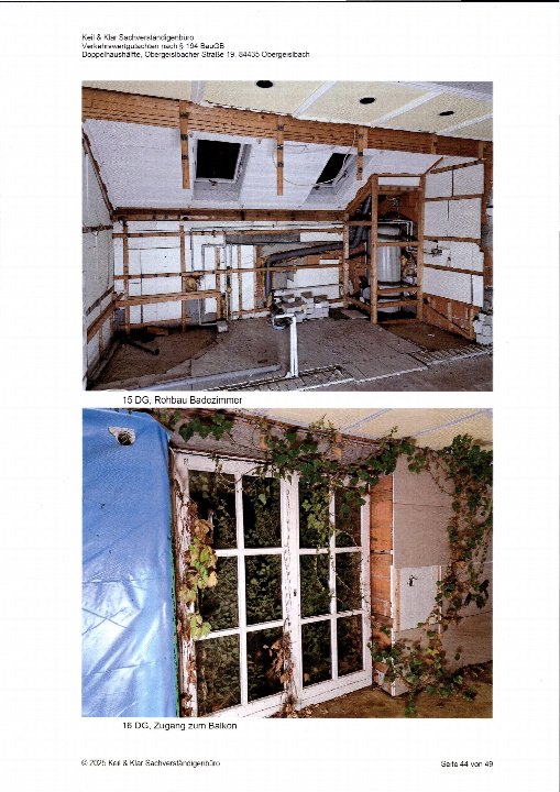 Rohbau eines Badezimmers mit Holzrahmen, Dämmung und Rohrleitungen; Zugang zum Balkon mit überwucherten Fenstern