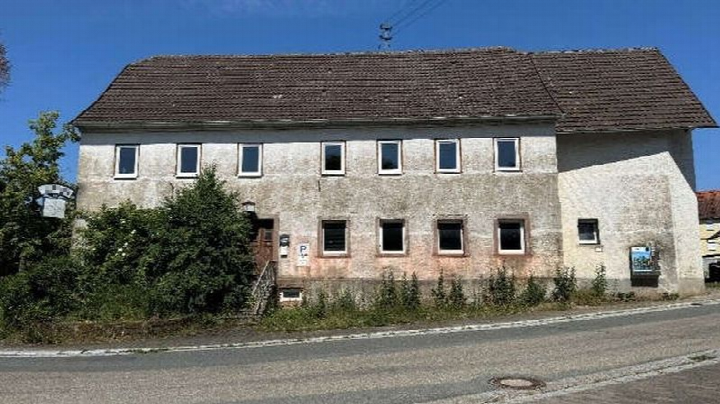 Zweistöckiges Gebäude mit braunem Dach und mehreren Fenstern an der Ahornstraße 1 in Königheim-Brehmen