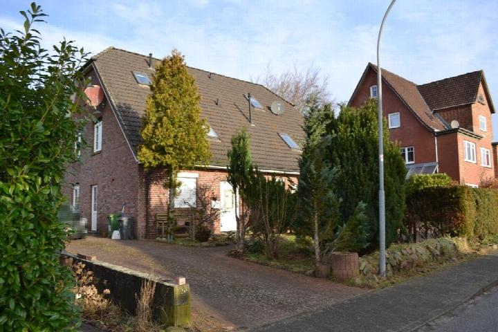 Seitenansicht eines Backsteinhauses mit Satteldach, Garten und Einfahrt in Stolpe, Ziegelweg 4b