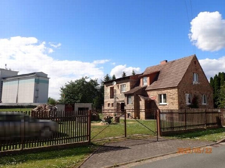 Einfamilienhaus mit Garten und Zäunen in Reinsdorf