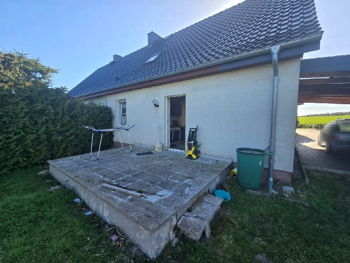 Hinterseite eines Doppelhaushälften mit Terrasse und Garten