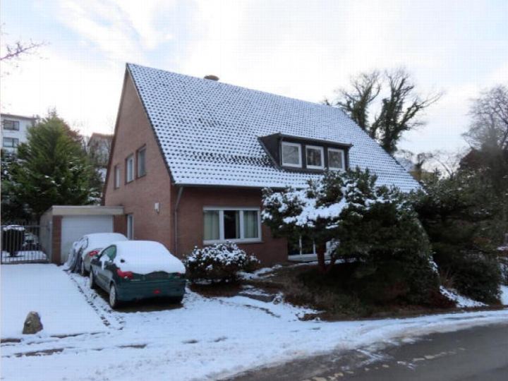 Einfamilienhaus mit verschneitem Dach und Vorgarten, geparkte Autos vor der Garage, Mühlenweg 7, Würselen