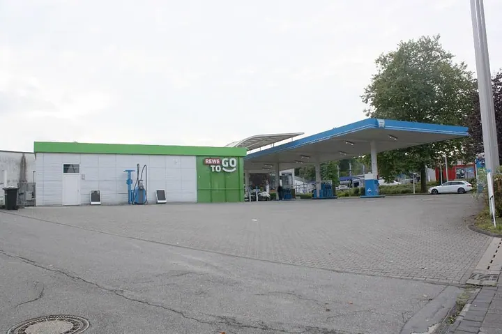 Außenansicht vorne einer REWE GO Tankstelle mit Laden und Zapfsäulen in Solingen, Wuppertaler Straße