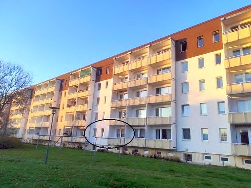 Fassade eines mehrstöckigen Wohngebäudes mit Balkonen, Karl-Liebknecht-Ring 12, Greifswald, 17491. Eingekreiste Wohnung im Erdgeschoss