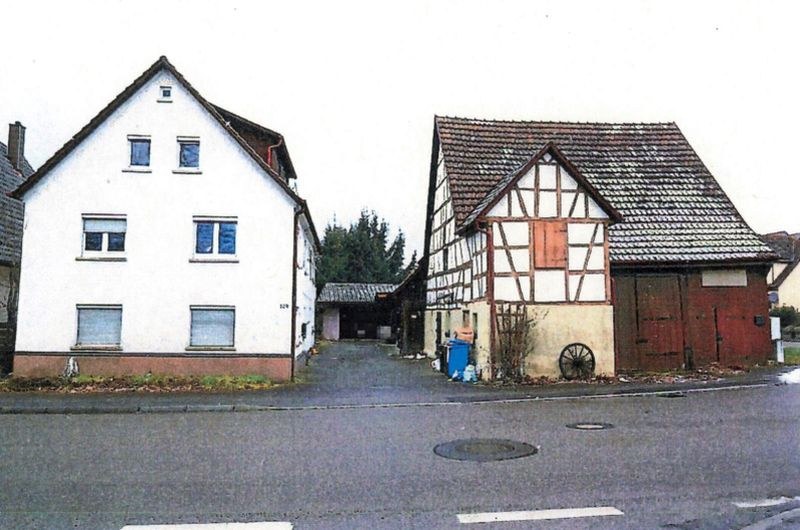 Einfamilienhaus mit weißer Fassade und Satteldach, daneben Fachwerkgebäude mit rotem Tor, Hohenloher Str. 129, Langenbrettach, 74243