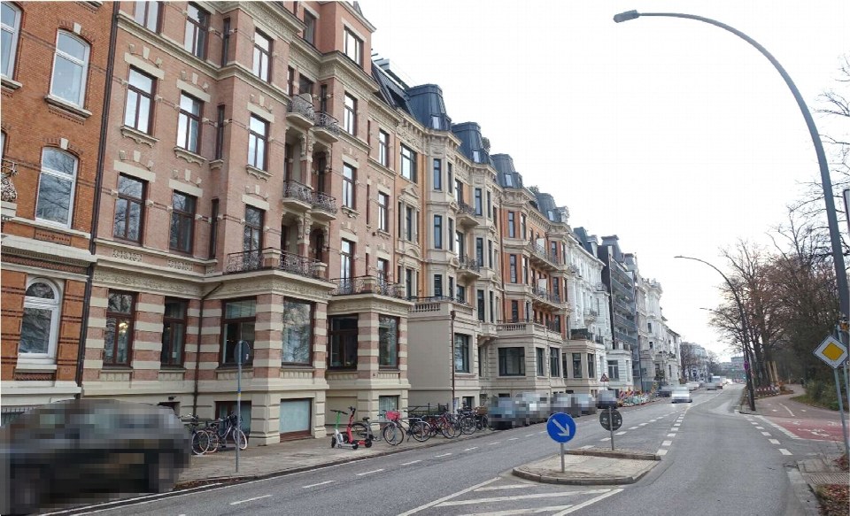 Fassade eines mehrstöckigen Wohnhauses in Hamburg-Uhlenhorst, Schwanenwik 34, mit Balkonen und Straßenansicht