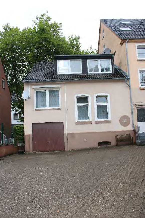 Vorderansicht eines zweistöckigen Wohnhauses mit Garagenfach, Fenstern und Hausnummer 40 in Recklinghausen, Ortlohstraße