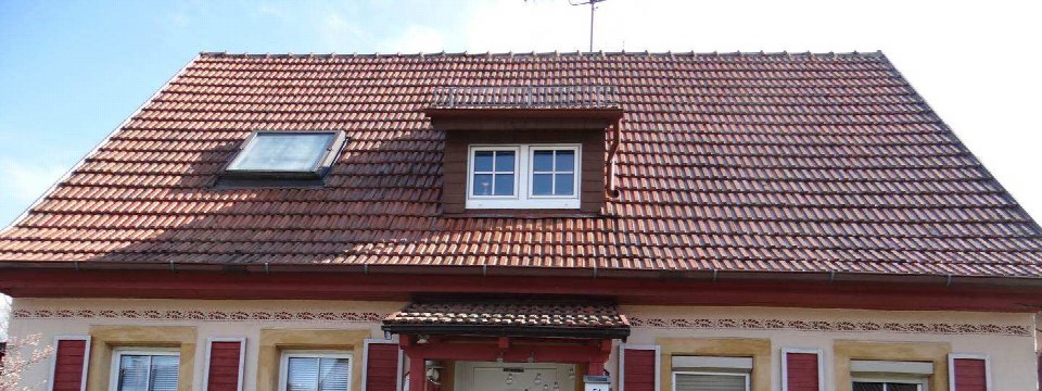 Vorderansicht eines Einfamilienhauses mit rotem Ziegeldach, Dachgauben und Eingangsbereich in Mitwitz, Amalienstraße 11
