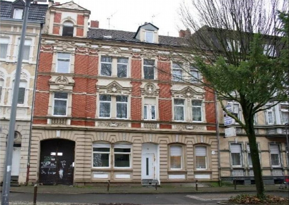 Fassade eines mehrstöckigen Wohnhauses in Gelsenkirchen, Josefstraße 17, mit roten Ziegeln und dekorativen Elementen