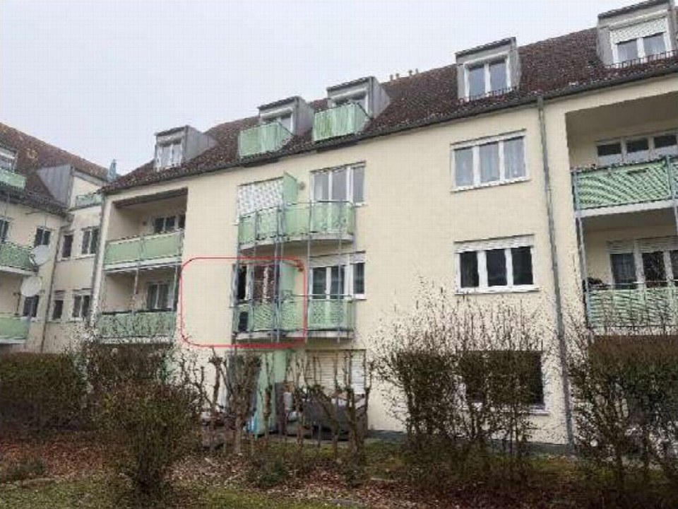 Außenansicht eines Mehrfamilienhauses mit Balkonen und Dachgauben in Tegernheim, Von-Heyden-Str. 6