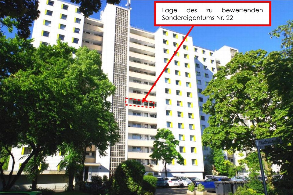 Außenansicht eines mehrstöckigen Wohnhauses mit Balkonen und gelben Fensterläden; roter Pfeil markiert die Lage der Eigentumswohnung Nr. 22