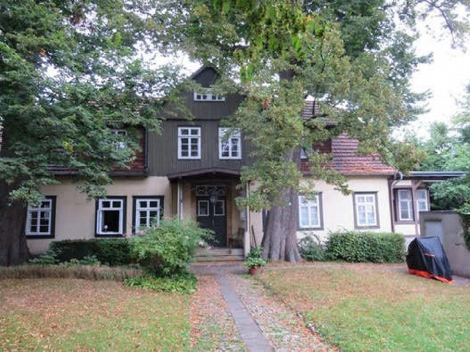 Vorderansicht eines zweistöckigen Wohnhauses mit Eingang, Fenstern und Vorgarten in Bielefeld, Hermann-Schäffer-Straße