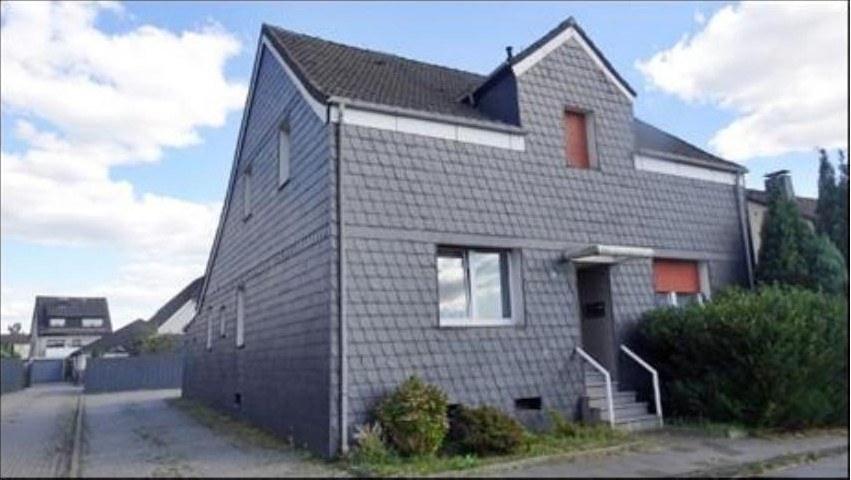 Einfamilienhaus mit grauer Schindelverkleidung, Eingangstreppe und Vorgarten, Andreasstraße 30, Marl