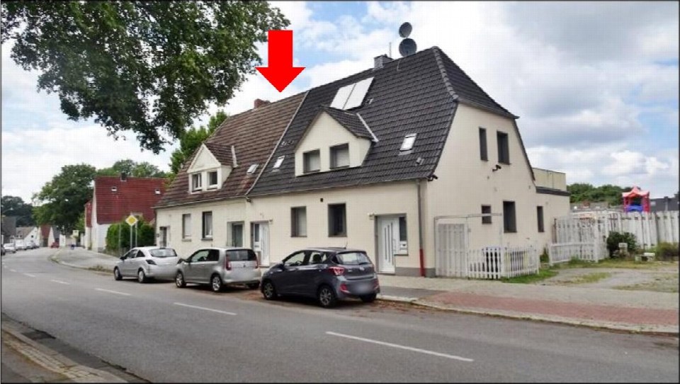 Einfamilienhaus an der Valentinstraße 17a in Gelsenkirchen, Ansicht von vorne mit Dach, Eingang und geparkten Autos
