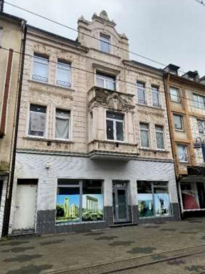 Fassade eines Wohn- und Geschäftshauses in Duisburg, Kaiser-Wilhelm-Straße 274, mit Balkon und Schaufenstern im Erdgeschoss